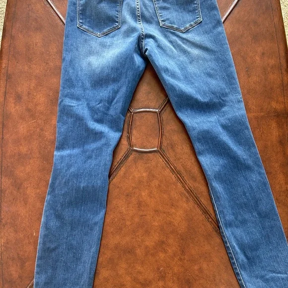 Size 6 distressed jeans - Picture 3 of 5